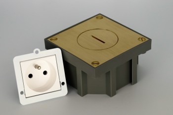 SQUARE arpi prise de sol 2p+t 16a ip64 laiton brushed brass