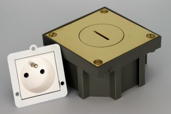 SQUARE arpi vloerstopcontact 2p met aarding 16a ip64 polished brass